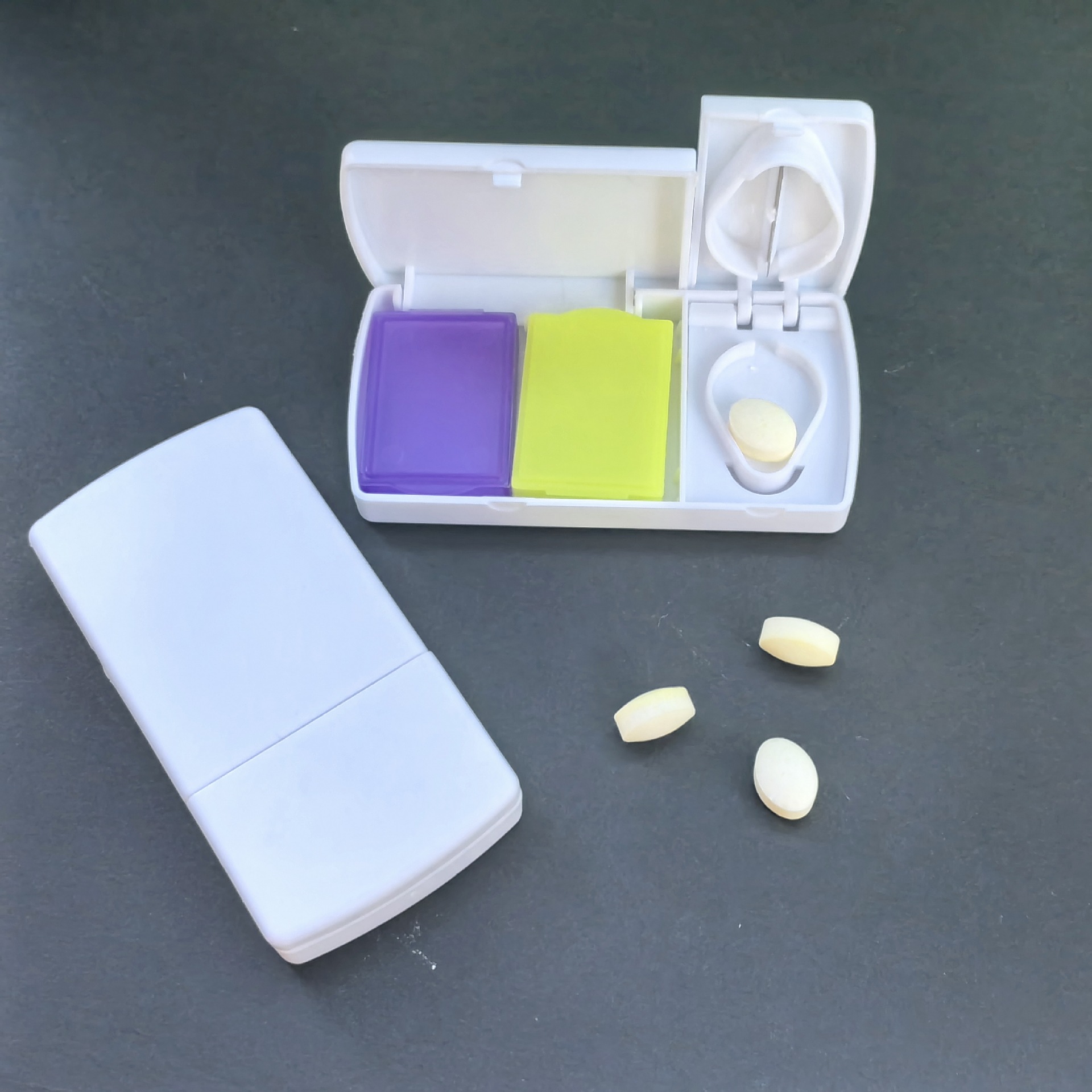 Caja de medicamentos de rebanadas de plástico de venta caliente de Amazon Caja de medicamentos con función de rebanadas cuadrada portátil Caja de corte de medicamentos portátil