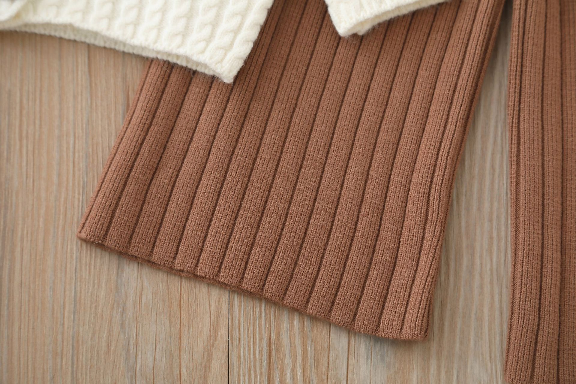 Set pantaloni tricotați din două piese pentru fete, toamnă/iarnă 2024, model nou, model Treasure, model lucrat manual cu flori_voghion.com