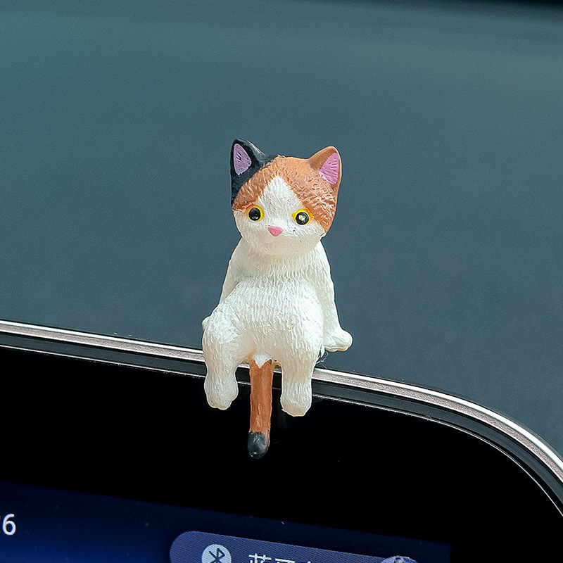 車の置物のかわいい猫のスクリーンは腹ばいになります。|undefined