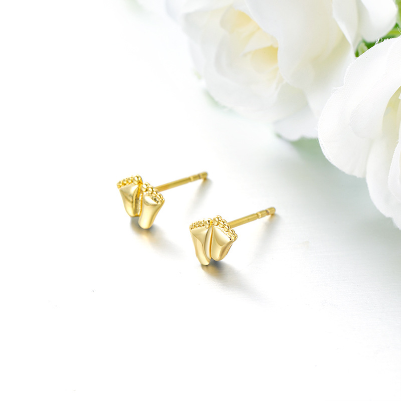 Xuping aleación de cobre chapado 14k color Europa y los Estados Unidos de moda transfronteriza nicho simple diseño personalizado pernos de pie al por mayor
