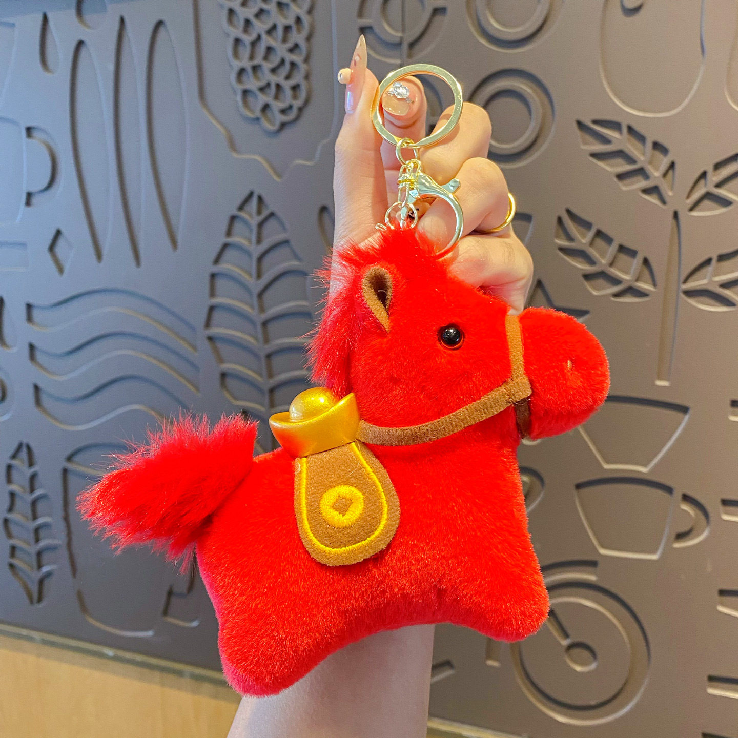 Плюшевая пони, красная подвеска