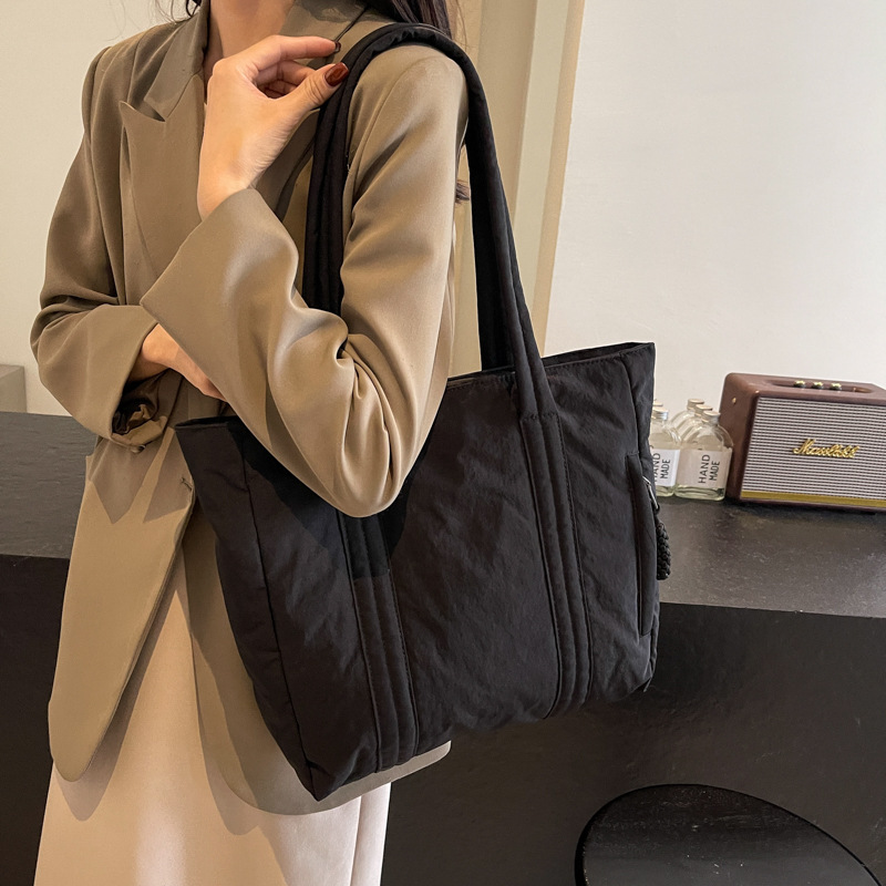 Bolso de nailon de gran capacidad para mujer 2024 nuevo otoño e invierno todo-fósforo bolso de la compra de un solo hombro bolso de viaje de clase simple