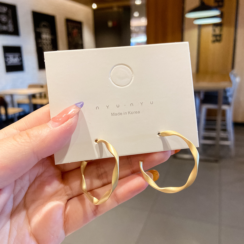 Luz de lujo de alto nivel nicho de diseño femenino sensación de aretes de bordilla temperamento perla asimetría joyería perla al por mayor