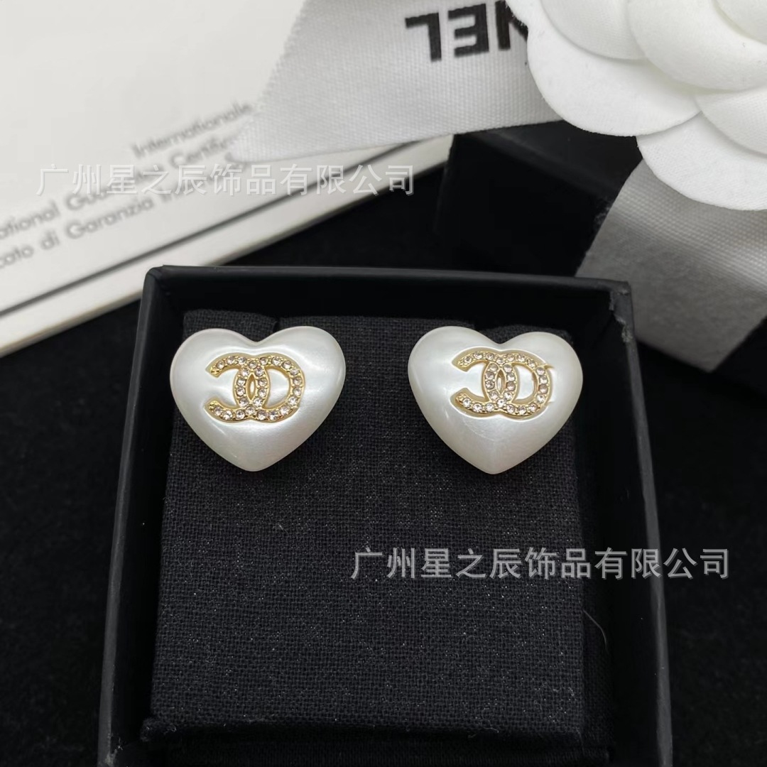 女性用のラベル付きダブルCホワイトピーチハートイヤリング、女性用ダイヤモンドハートイヤリング、工場卸売の実物写真