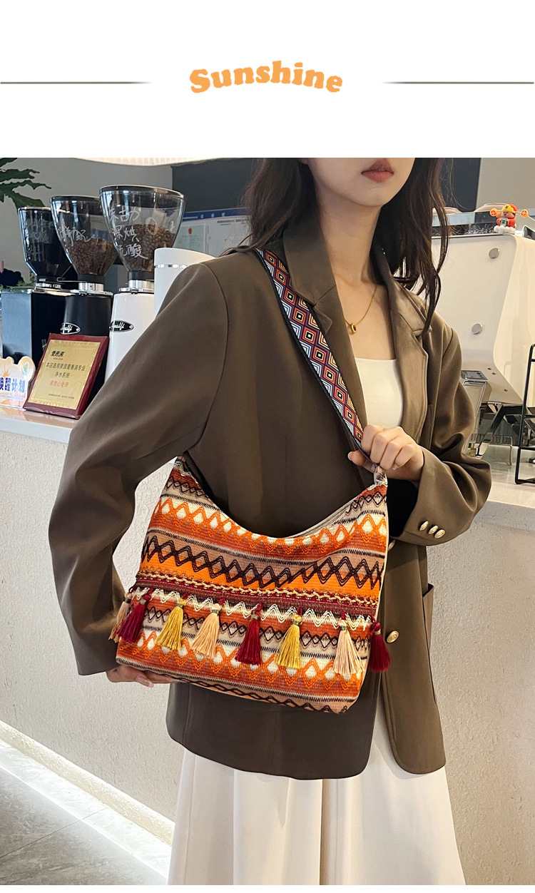 Large-capacity tote bag 2025 Summer new style trendy, simple and casual women's single-shoulder bag, artistic Chinese-style tassel bag details Picture