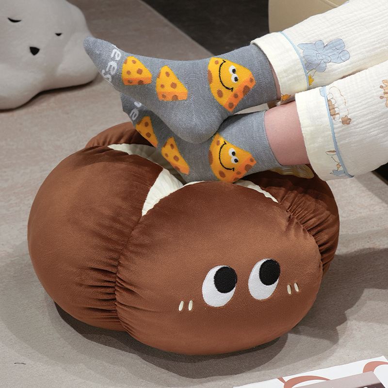 Manzana roja almohada almohada muñeca de peluche hongos de ojos grandes frutas y verduras en la cama en línea dormitorio rojo