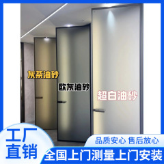 非常に狭いトイレのドアを開けてトイレのドアを開けます。