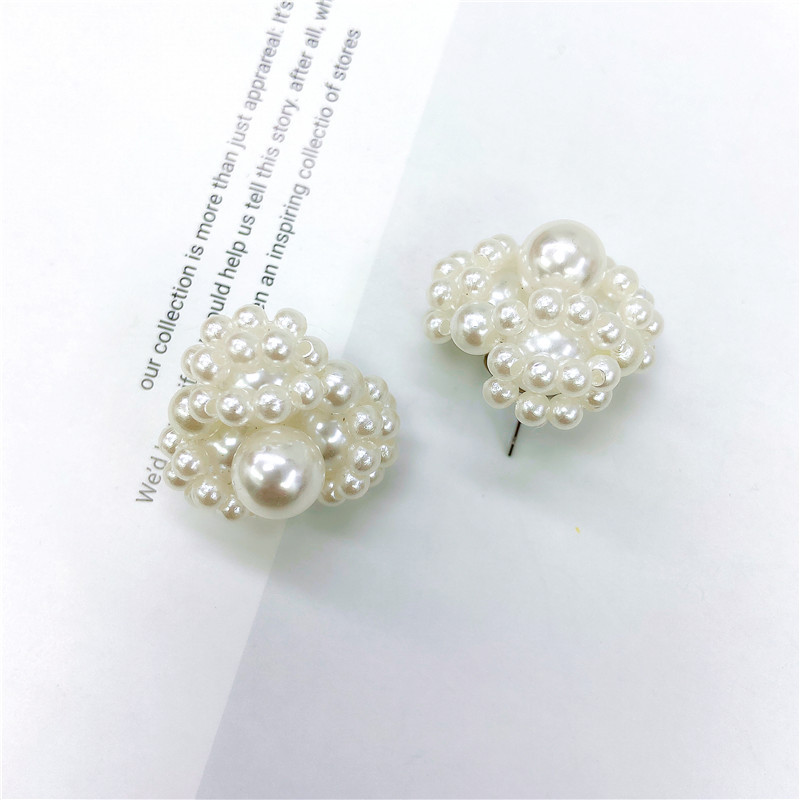 Baroque Inlaid Pearl Simple Flower Earrings display picture 3