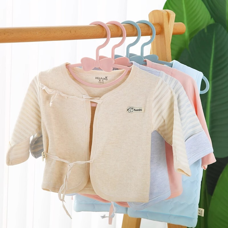 子供用ハンガー子供の小さいサイズの服は赤ちゃんのハンガーを掛けます。|undefined