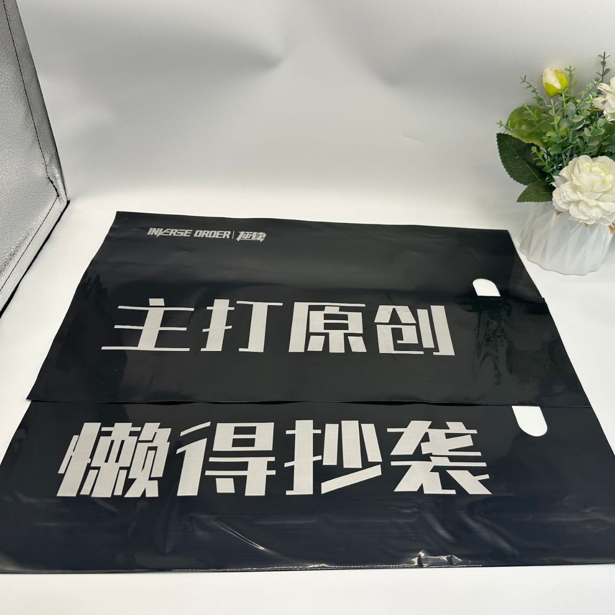 Fábrica de fuente personalizada bolsas de mano de plástico grueso se puede personalizar logotipo patrón bolsas de compras bolsas de mano ecológicas image 3