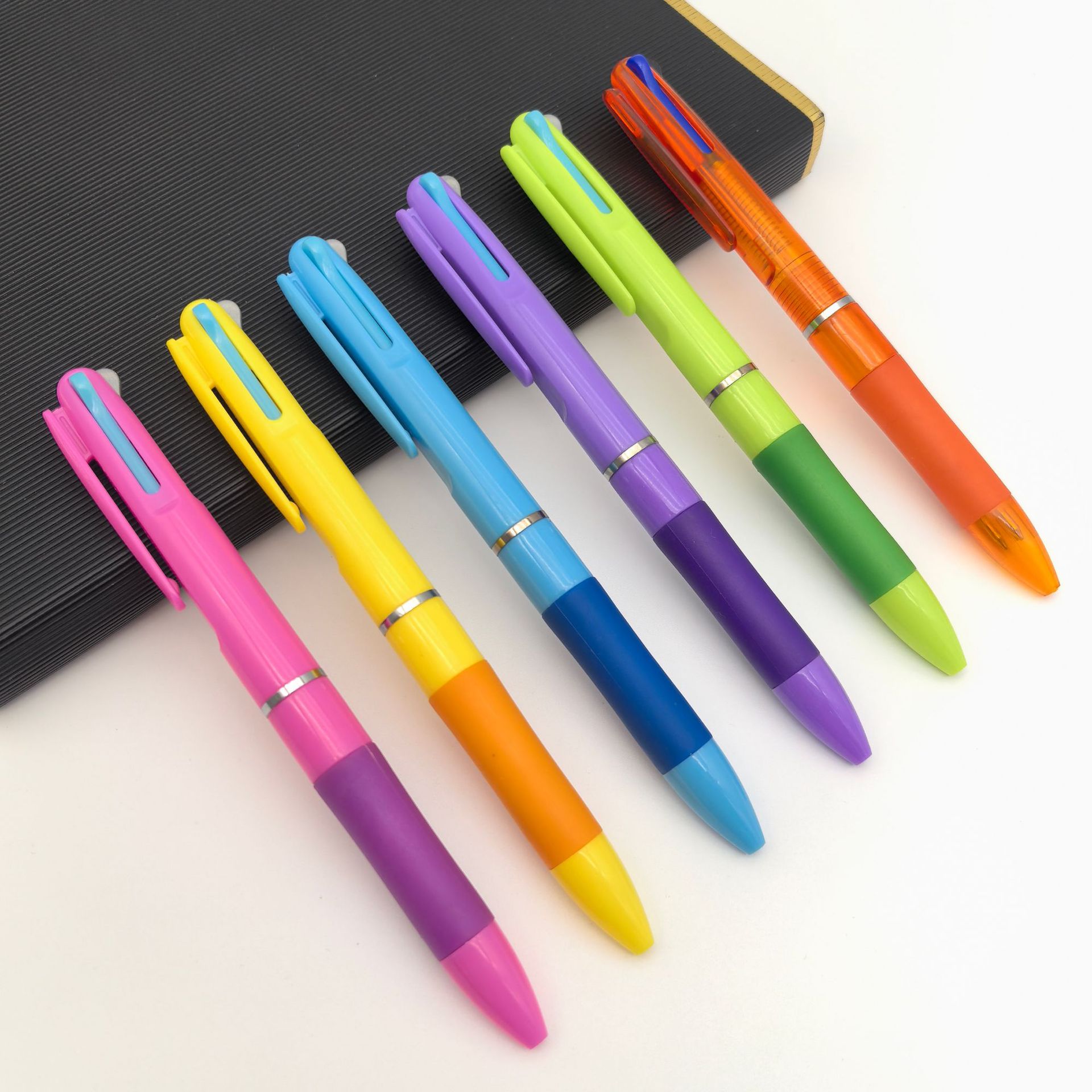 Nuevo bolígrafo multicolor creativo de plástico tricolor en un bolígrafo publicitario simple color 3 colores bolígrafo al por mayor