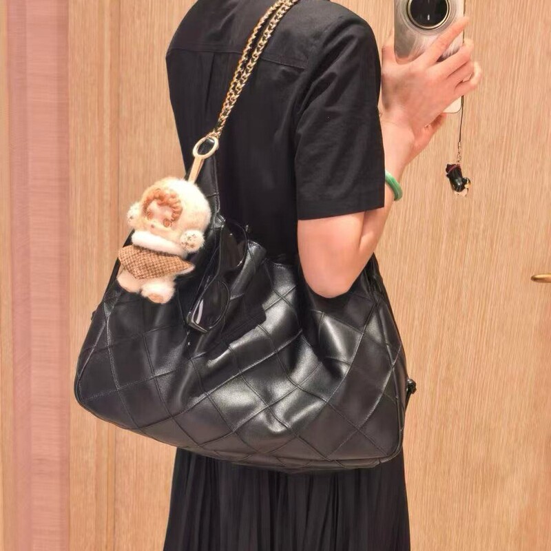 TB's new Maillard coffee-colored hobo large-capacity tote bag has a high-end vintage feel, suitable for women's shoulder commuting TB's new Maillard coffee-colored hobo large-capacity tote bag has a high-end vintage feel, suitable for women's shoulder commuting