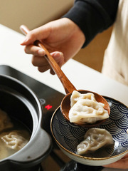 日本式の木のスプーンの長い柄のご飯のスプーンの木製の家庭用のスープのスプーンの大きいサイズの丸い台所のラーメンのスプーンの亀甲の大きいスープのスプーン