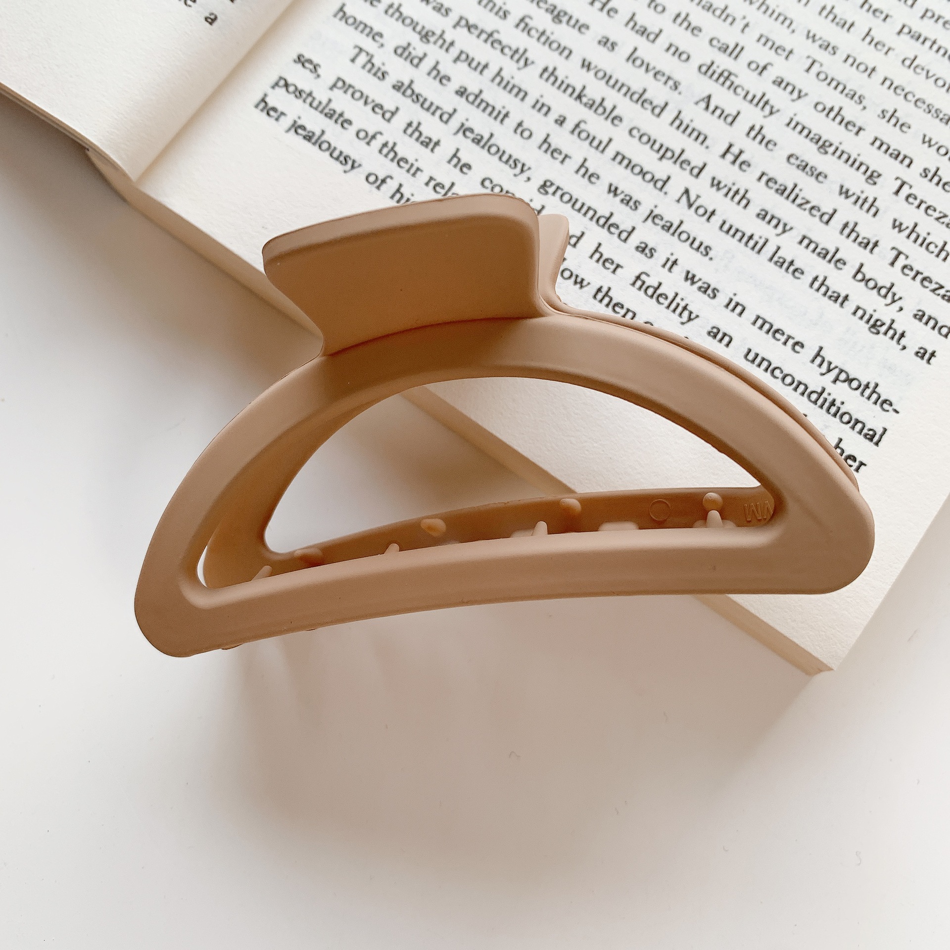 Leche marrón captura clip neto rojo 2022 Nueva horquilla trasera cabeza captura de pelo grande tiburón clip tocado horquilla para las mujeres