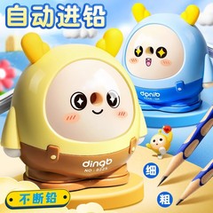 鉛筆削りの子供は自動的に鉛筆を入れます。