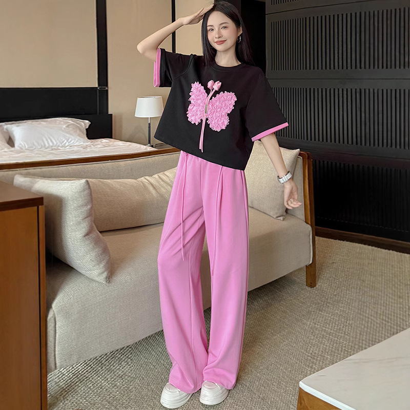 Loose Slimming Look Casual Sports Suit for Women, Summer Style, Age-Reducing Black Short-Sleeved T-Shirt, Pink Wide-Leg Pants Two-Piece Set