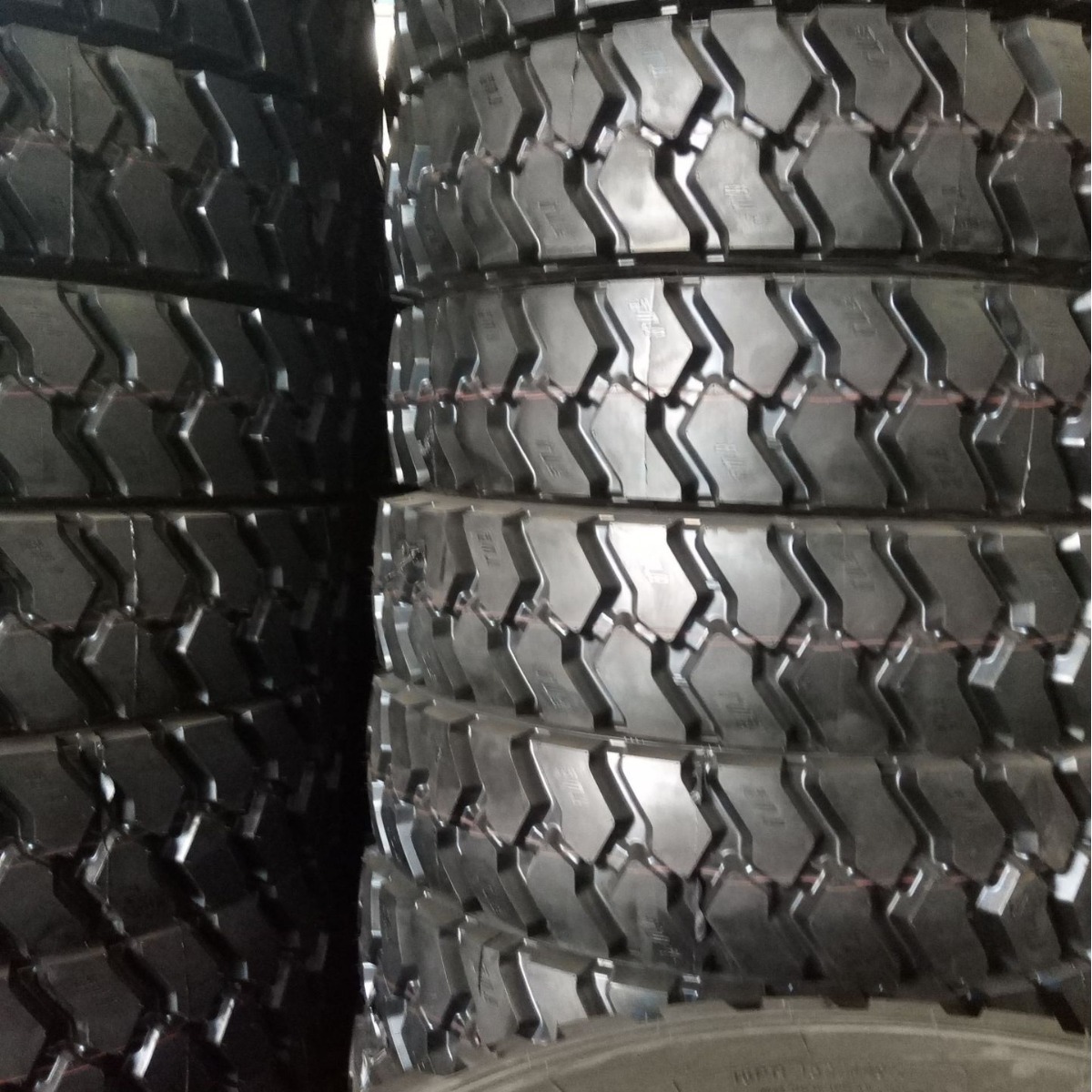 全钢丝轮胎 825R20 矿山花纹 卡车载重子午线轮胎 厂家直销可出口