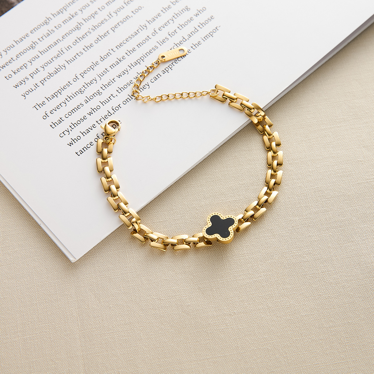 Wenjian Foreign Trade New 18K Gold Four-Leaf Clover Strap Titanium Steel Bracelet for Women, Non-Fading, Fashionable, Popular Cross-Border Supply