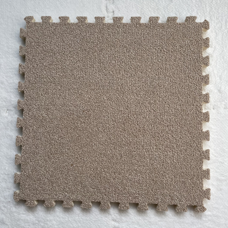 アリの絨毯をつなぎ合わせて、毛の絨毯の泡のマットを敷きます。