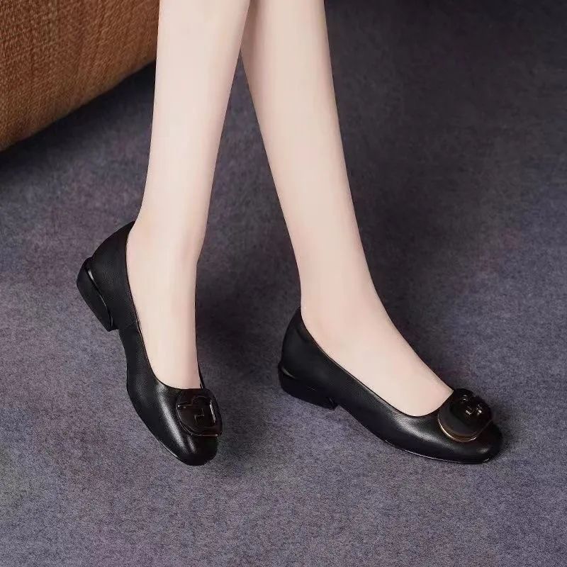 2026 primavera y otoño nuevos zapatos de mujer madre zapatos de una sola sola mujer cómodos zapatos de cuero universal zapatos de frijoles de cabeza redonda poco profundos