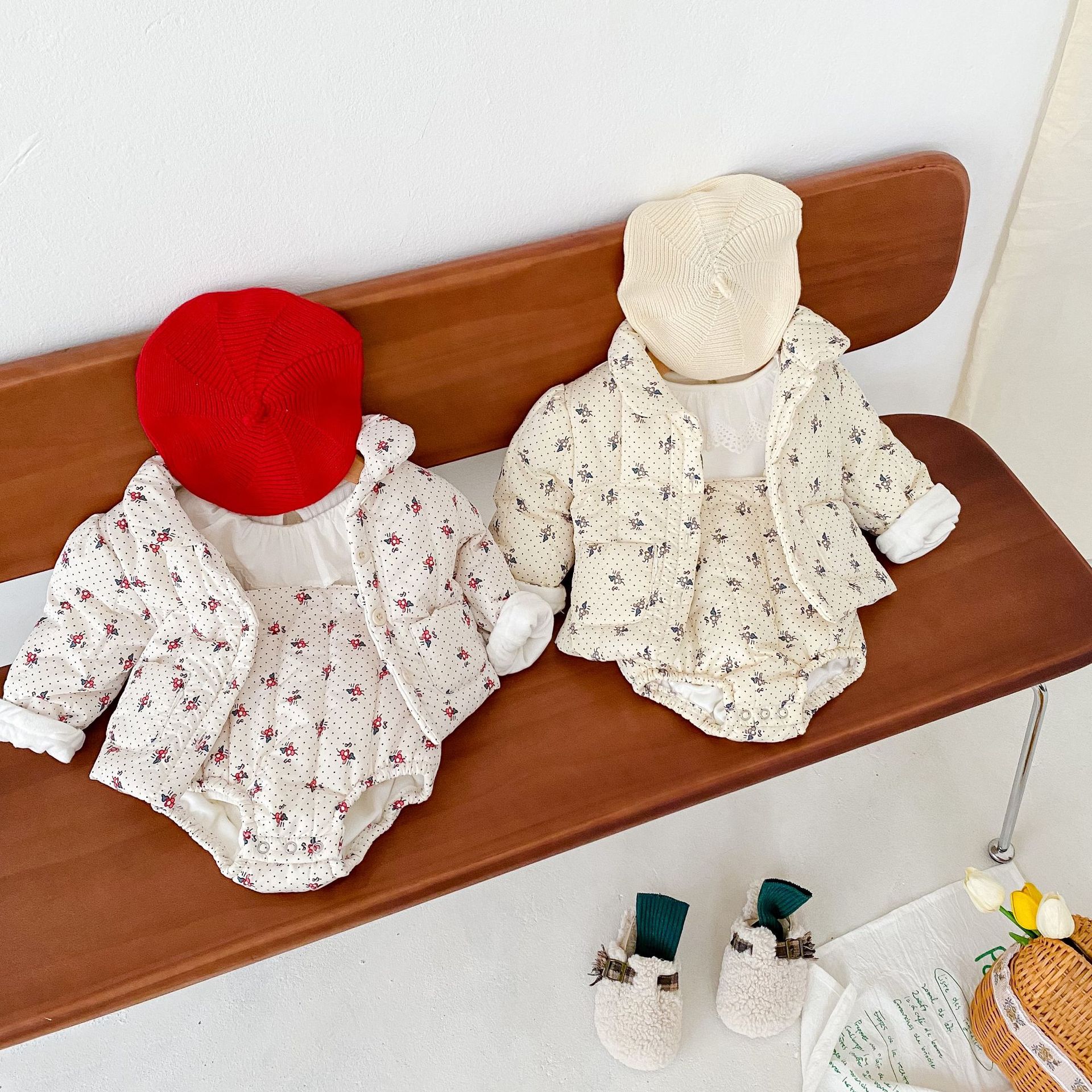 2024 Roupas para meninas Flor e veludo Casaco grosso + Alça Chapéu de bebê Roupas Crawler Conjunto de duas peças_voghion.com