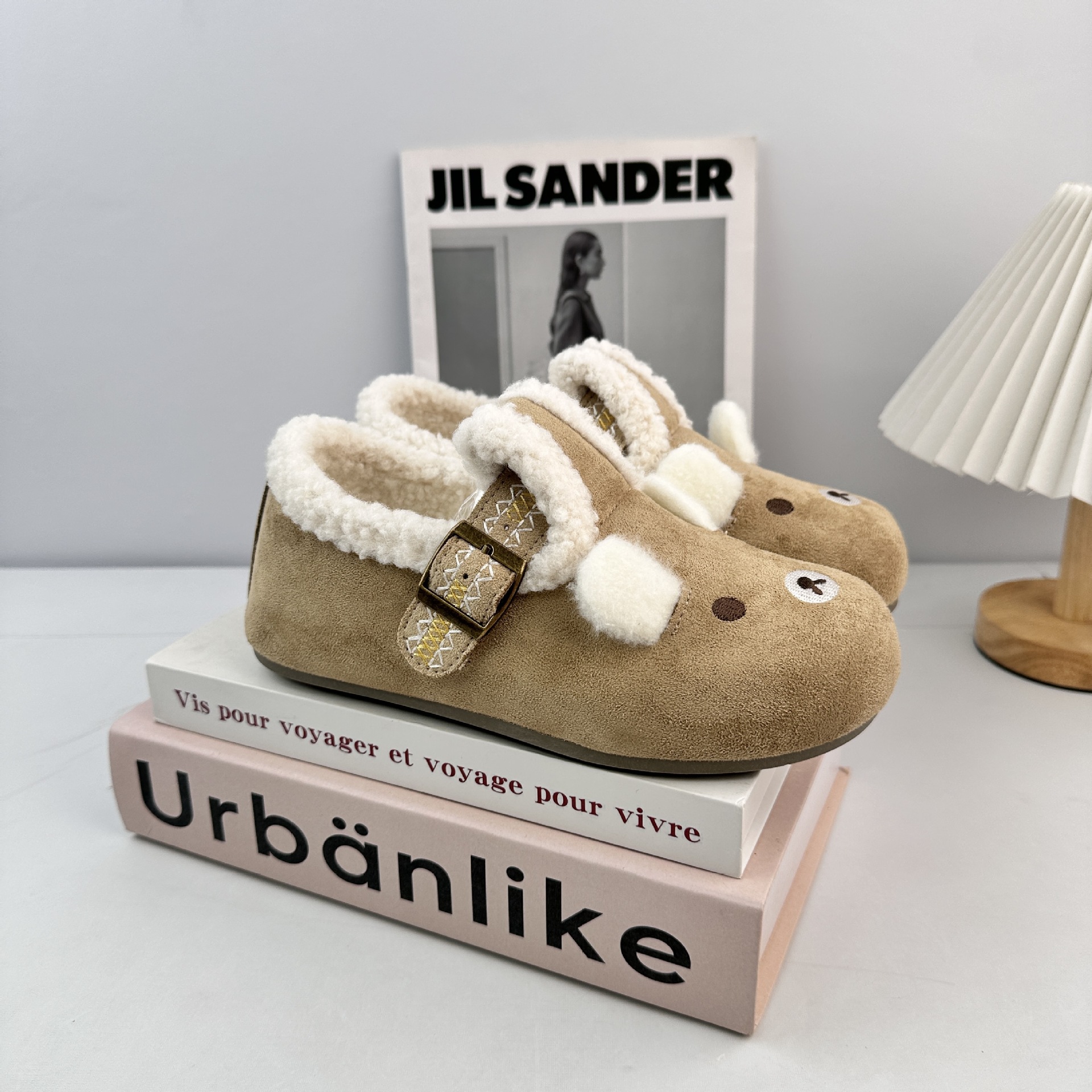 Zapatos de invierno de peluche calientes de ondas más lejos incluyen zapatos de algodón de dibujos animados con zapatos de peluche de peluche para mujeres