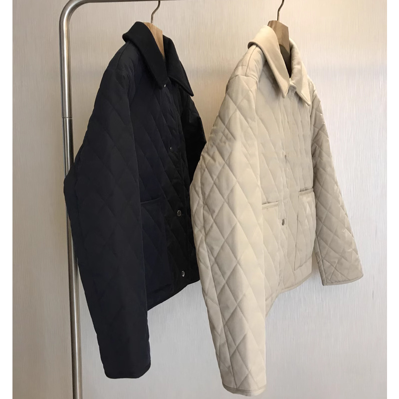 L * Pハイエンド! 綿服の中の天井、菱格キルティングの両面にウールの襟のゆるいジャケットを着ている女性