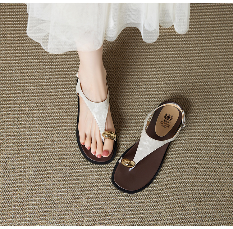 Dép sandal nữ xỏ ngón đế bệt da cừu khóa kim loại — màu nâu chi tiết 2