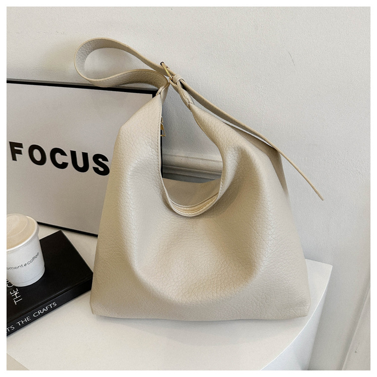 thumbnail image 1 of Bolso de transporte retro para mujeres, nuevo modelo 2025, moda coreana, bolso tote versátil, gran capacidad, bolso de ocio para llevar bajo el brazo., 1 of 10