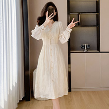 2025春季新款仙女温柔风气质v领收腰法式长袖蕾丝拼雪纺连衣裙女
