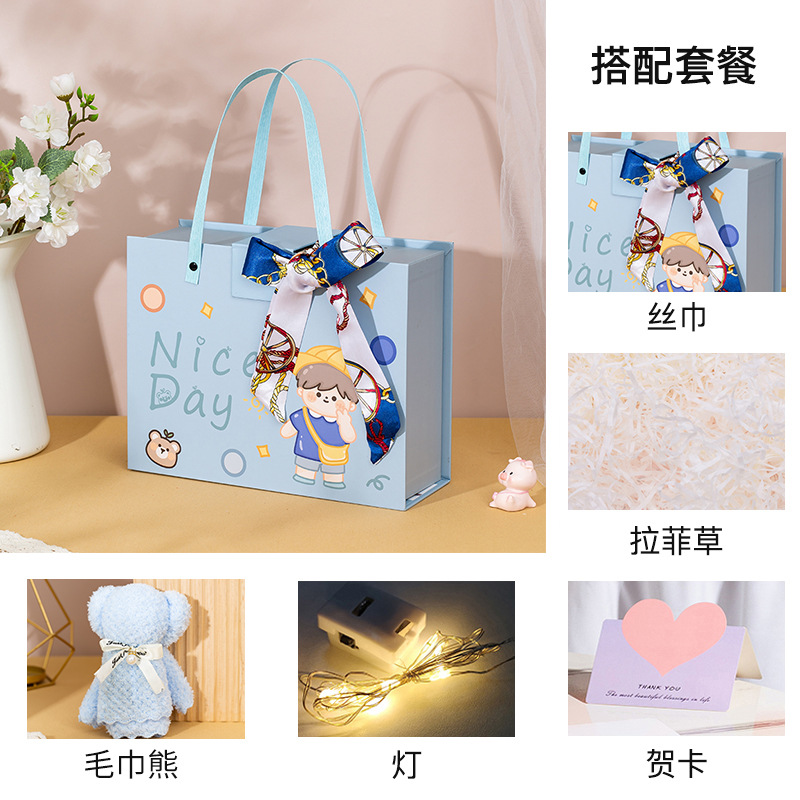 Переносной ящик; синее небо, синяя коробка + трава + шелковый шарф + гирлянды + полотенце-медведь + поздравительная открытка; детская переносная коробка небольшого размера 18*13*6,5 см.