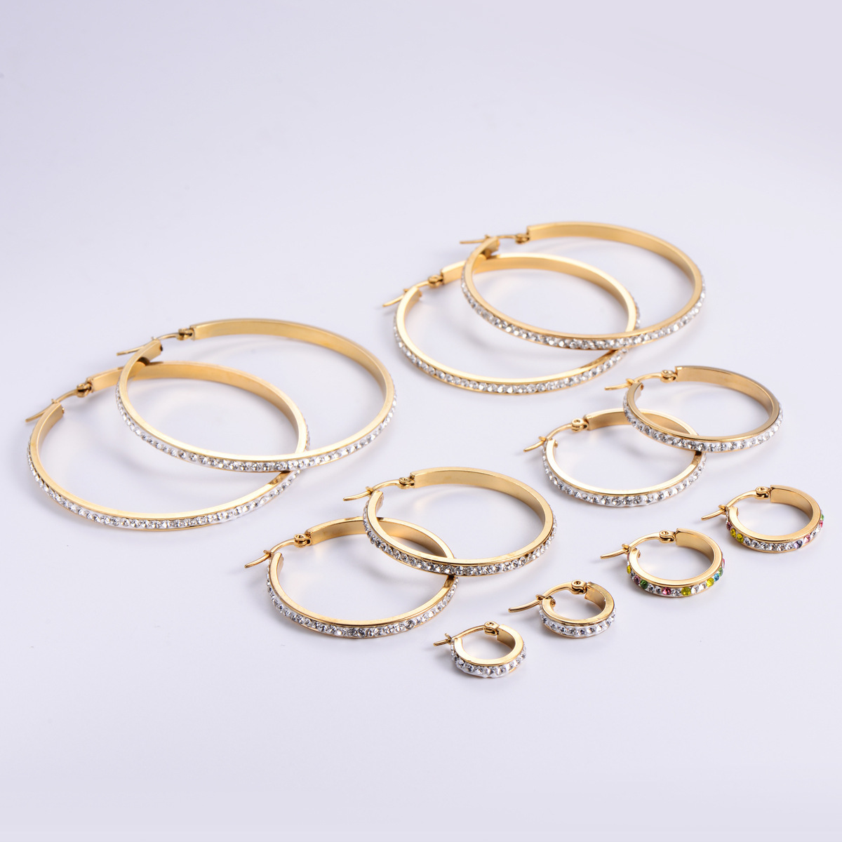 Nueva línea de oreja redonda cuadrada de acero de titanio pendientes de diamantes de imitación de oro femenino personalidad exagerada Diamante pendientes de todo fósforo de la joyería