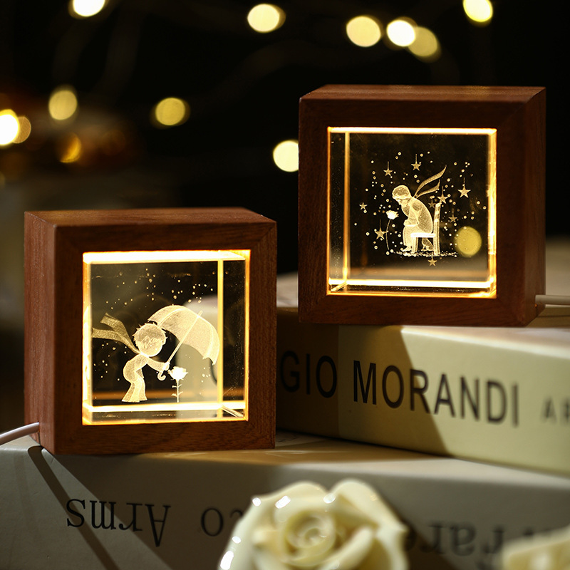 創意桌面擺件木質發光小夜燈宇航員內雕水晶立方體工藝品生日禮物