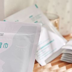 Single-use wet wipes for travel, suitable for ladies' facial cleansing, rinse-free, make-up remover, eye and lip makeup remover wipes