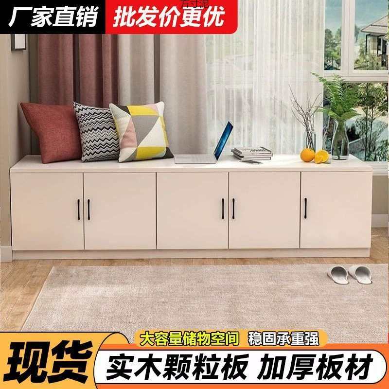 Шкаф с эркером можно использовать в качестве длинного шкафа из массива дерева у стены, тонкого табурета для смены обуви на балконе, утолщенного, прочного, кремового простого цвета.