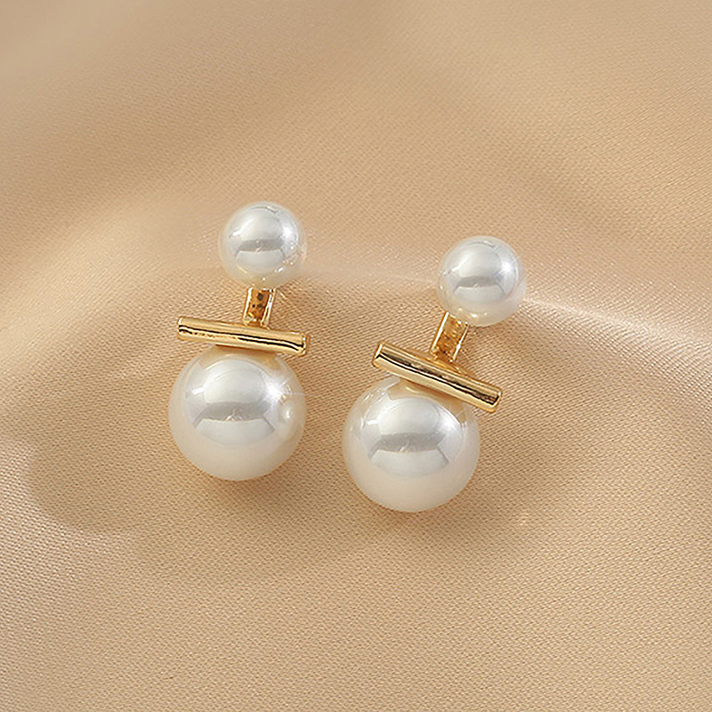 Retro Pearl Geometric Contrast Color Alloy Stud Earrings Wholesale display picture 3