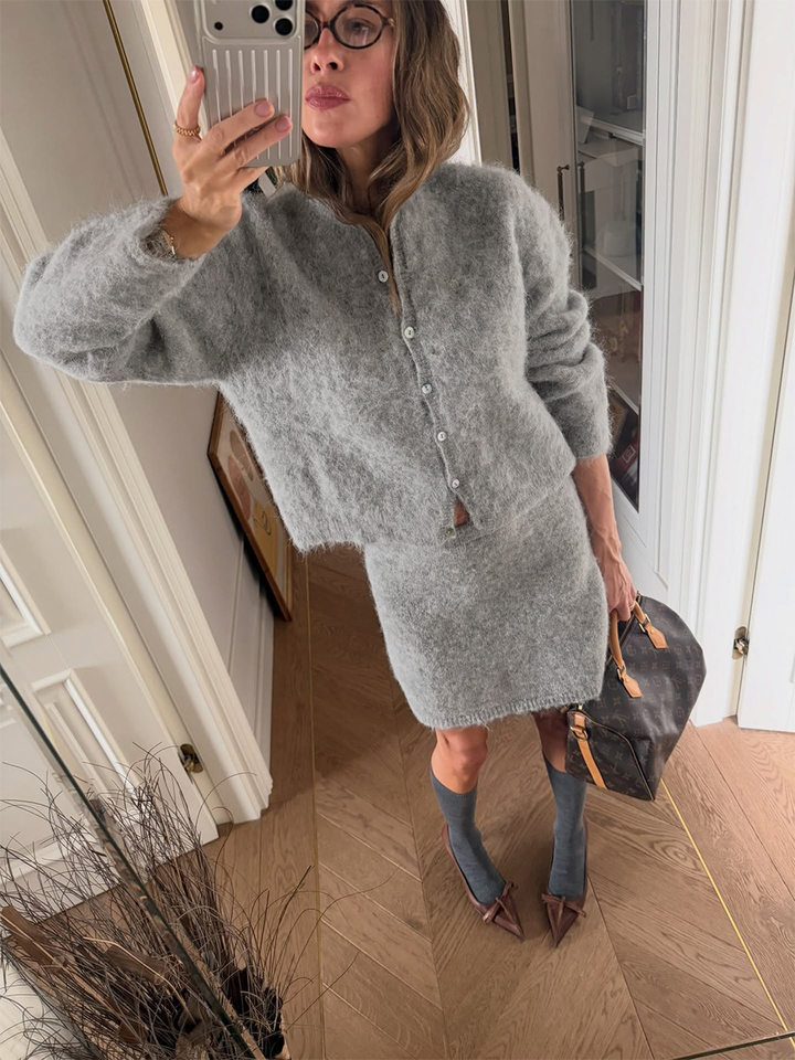 Bộ áo len cardigan dáng rộng và chân váy ngắn ôm nữ phong cách Âu Mỹ, chất liệu len pha mềm mại — Màu trắng, Màu đỏ thẫm, Xanh đậm, màu xám chi tiết 10