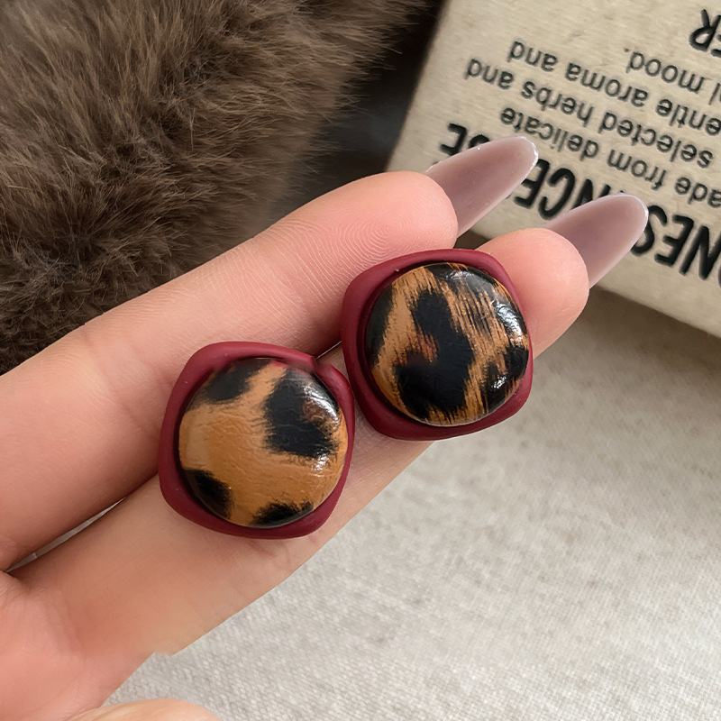 Pendientes de perlas asimétricas con cuernos de diamantes súper parpadeantes de plata Pendientes de nicho de viento frío femenino Pendientes de lujo ligero de alta calidad