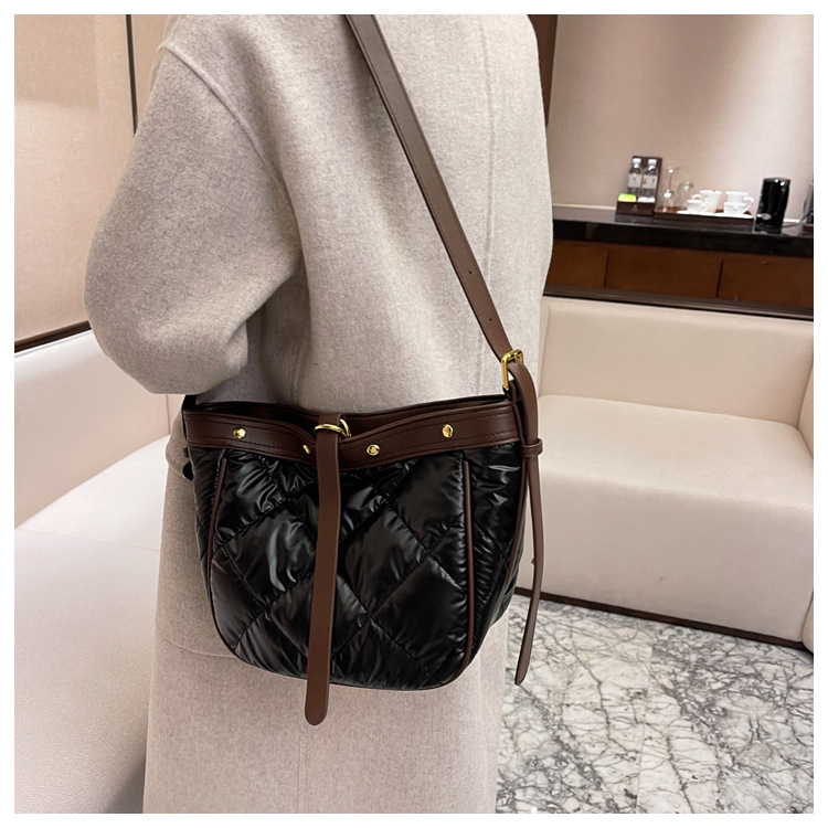 Fashion Pu Soft Leather Women's Bag Messenger Bag Solid Color Rhombus Shoulder Bag display picture 8