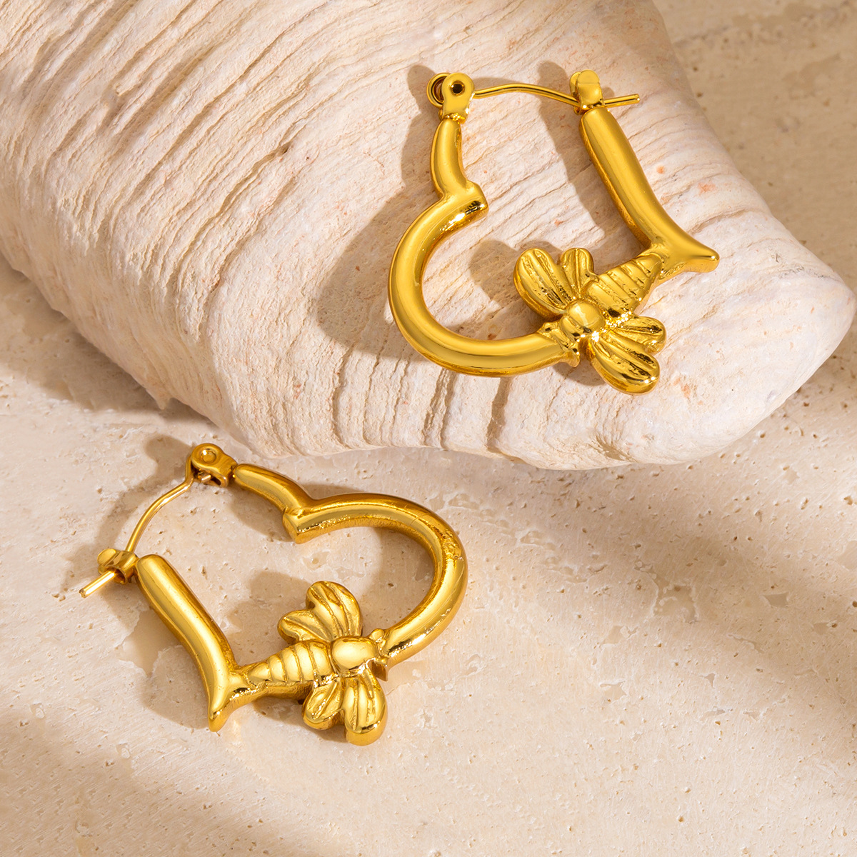 Pendientes de acero de titanio de moda europea y americana transfronteriza Pendientes de acero inoxidable en forma de corazón femenino Pendientes de mujer atmosférica