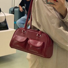 現品の韓国版許允真は同じタイプのボーリングバッグを持っています。