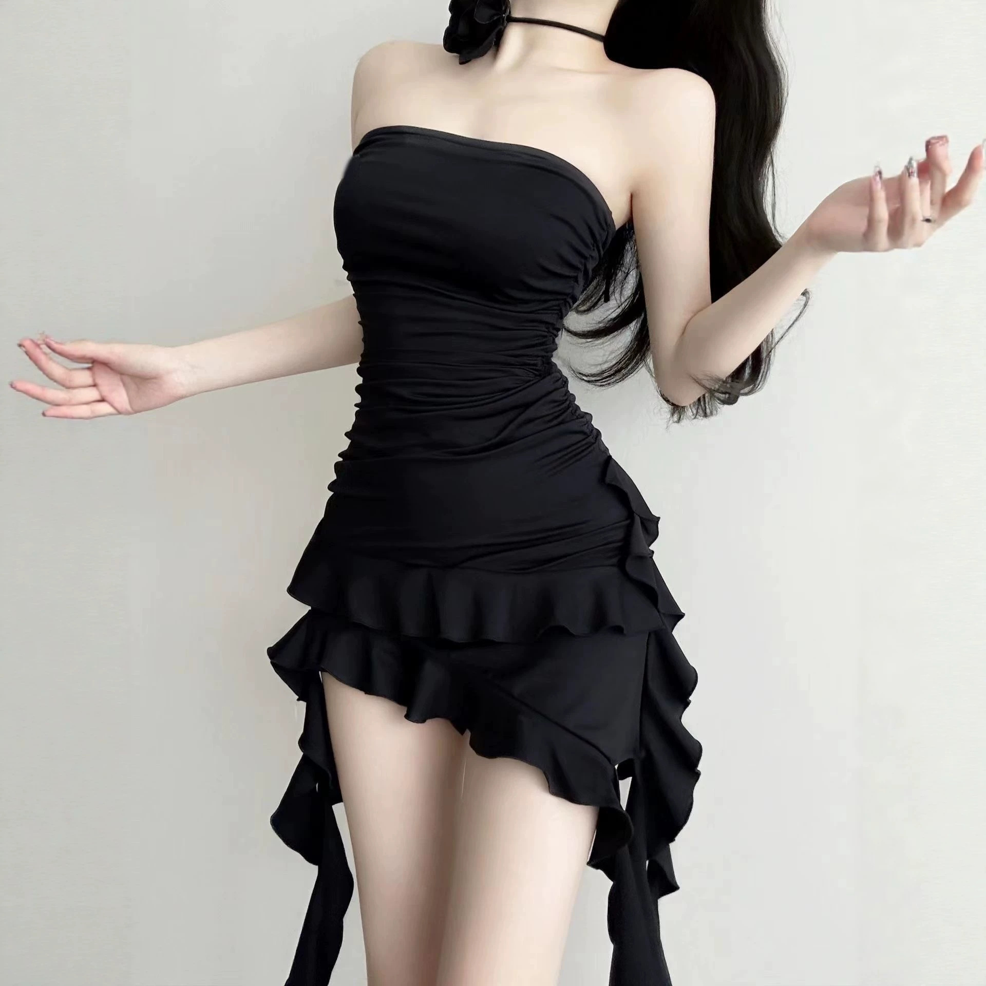 炸街甜辣妹黑色连衣裙女2026新款小众性感收腰显瘦不规则抹胸短裙