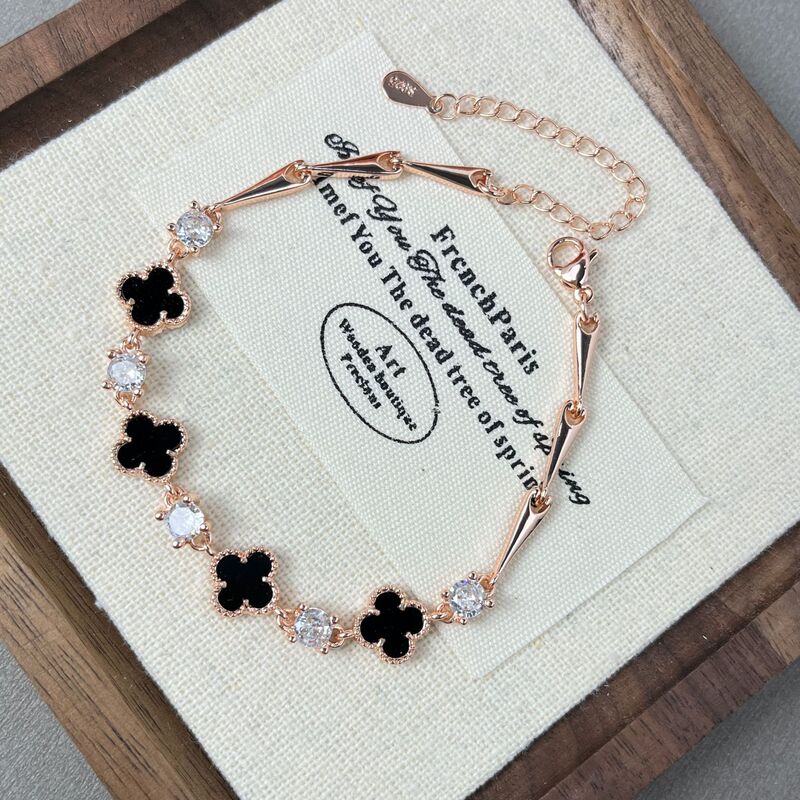 New black four-leaf clover bracelet with diamond women's all-match temperament girlfriends bracelet ins net red bracelet chain wholesale