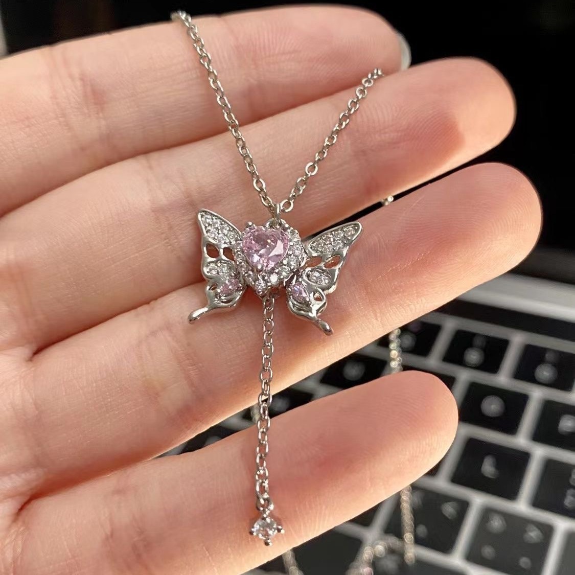 "Spring Butterfly Dream" a través del collar de amor rosa, diseño original de alta calidad, personalidad exquisita, nueva moda