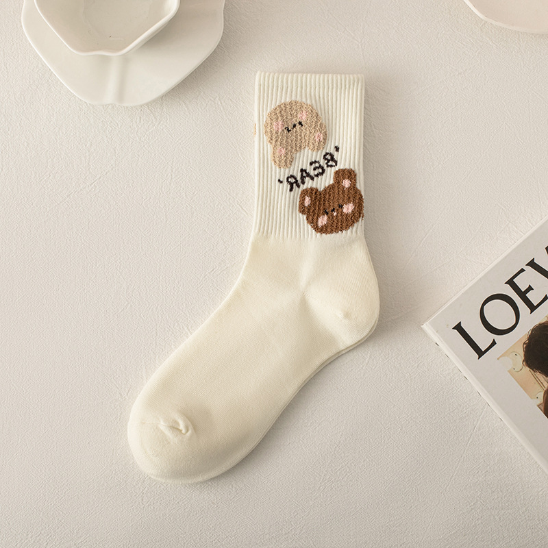 Calcetines de oso de peluche marrón para mujer primavera y verano lindos calcetines japoneses de media pantorrilla ins medias retro de felpa tridimensionales de moda