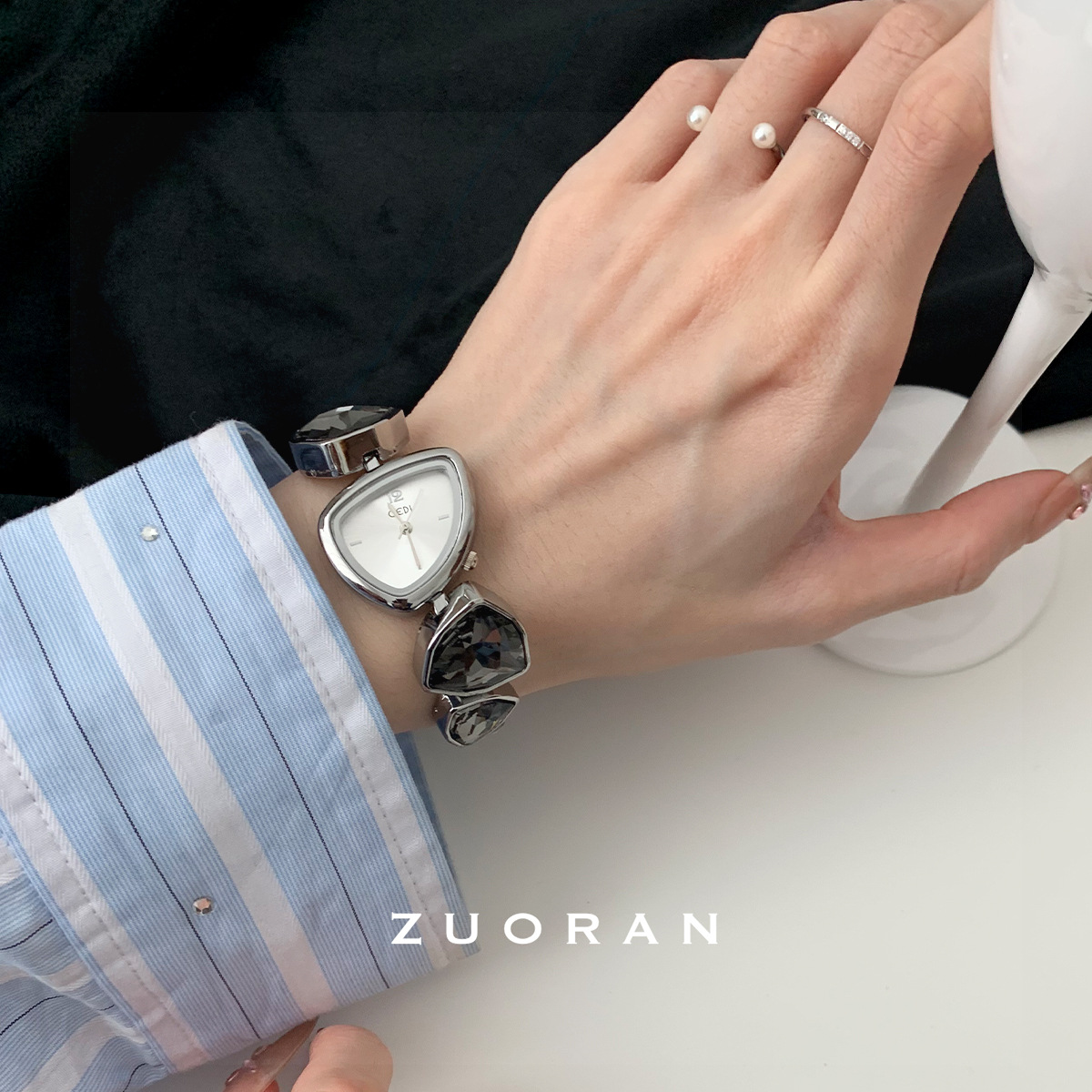 Reloj de mujer elegante con correa de cristal diseño irregular_voghion.com