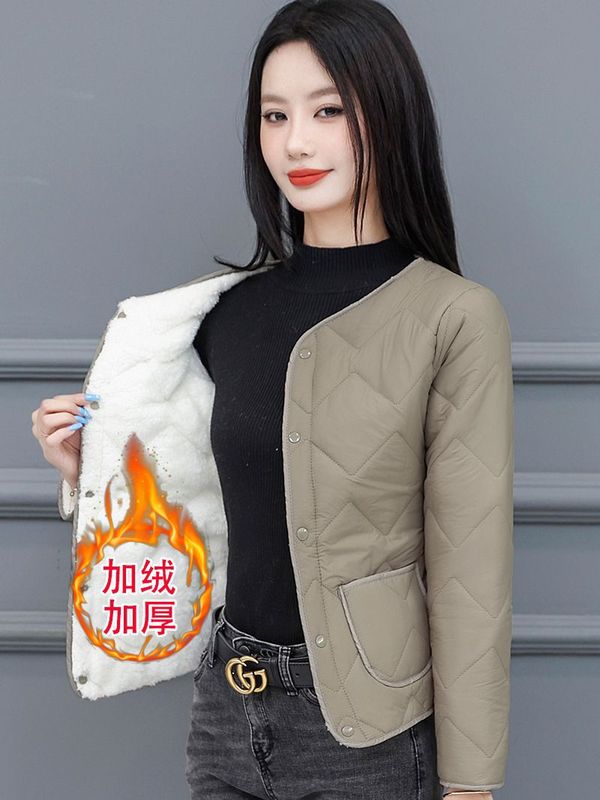 秋冬ダウン綿服の女性の内胆の短いサイズの中に保温綿服を着ています。|undefined
