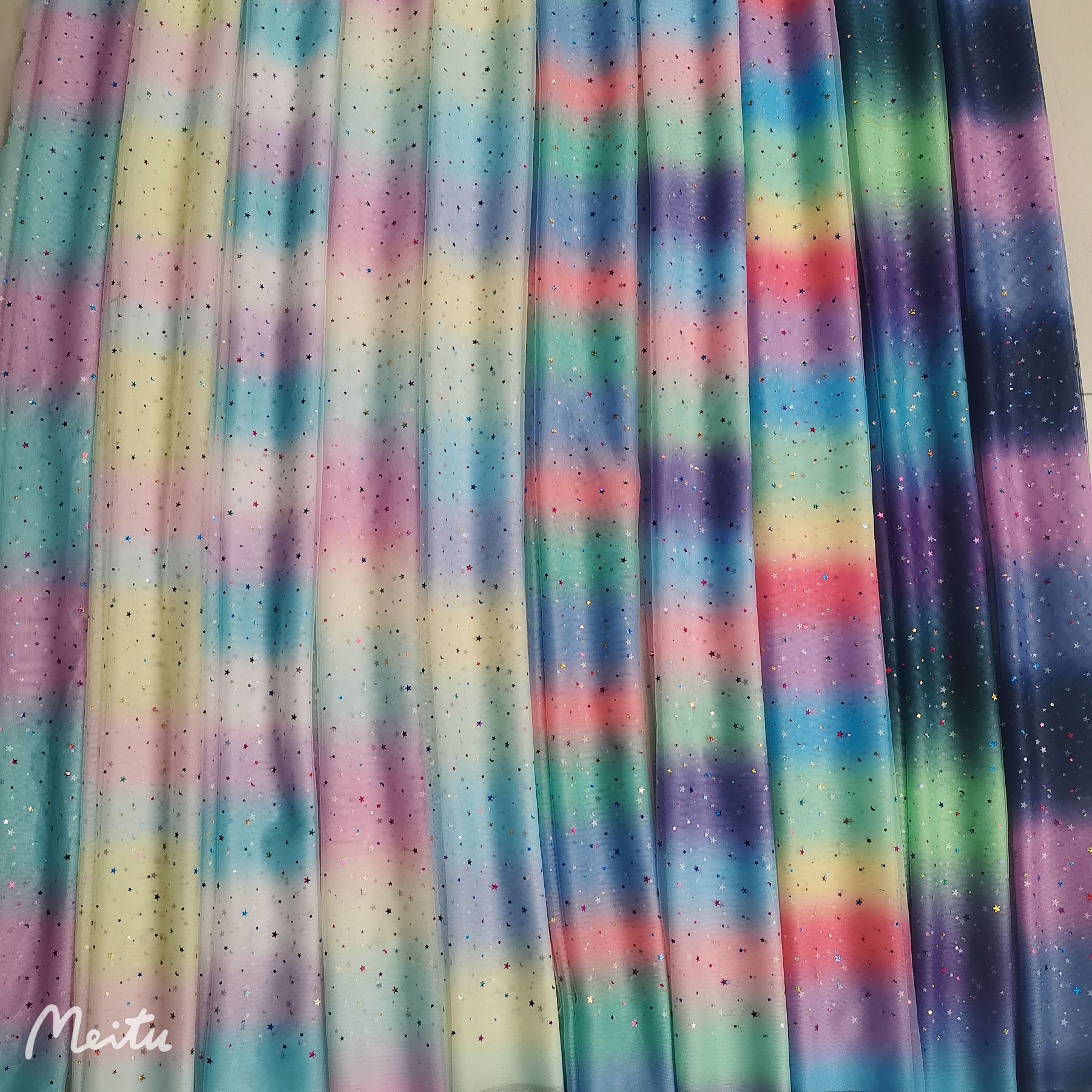 依羽 多色供应涤36A网纱彩虹渐变七彩镭星月片冲片加工 礼服面料