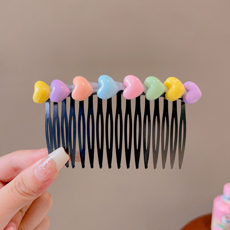 Arteto de acabado de cabello roto de niña