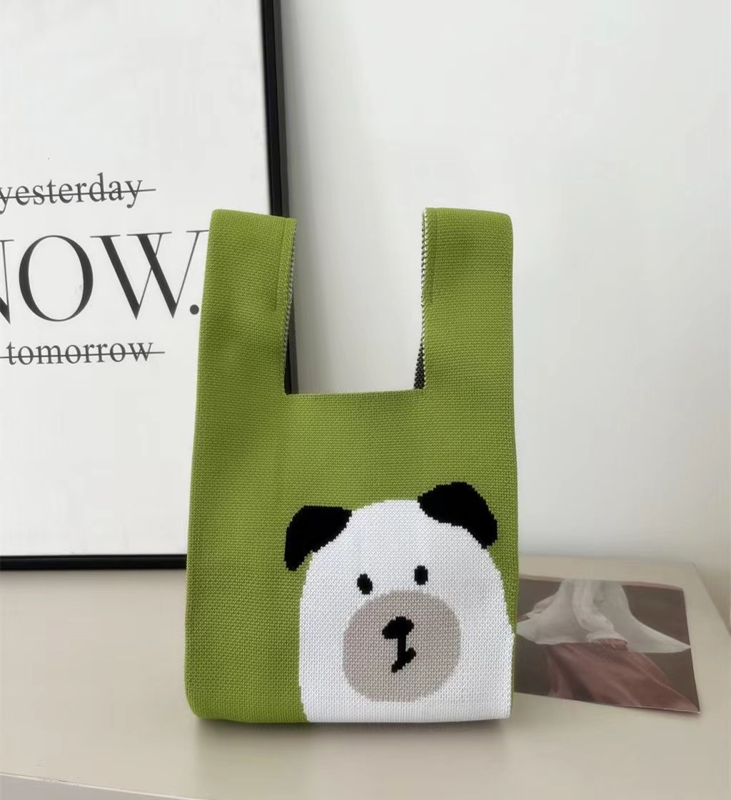 녹색 검은 귀 강아지